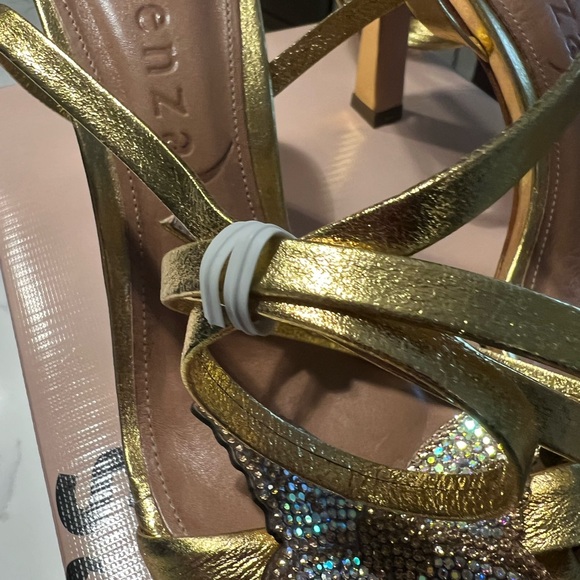 Vicenza Butterfly Wrap
Heels NEW - Picture 3 of 10